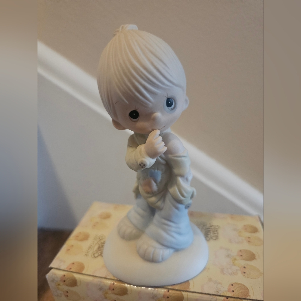 Retired Precious Moment Figurine Smile God Loves You E1373/B Boy Black Eye NIB